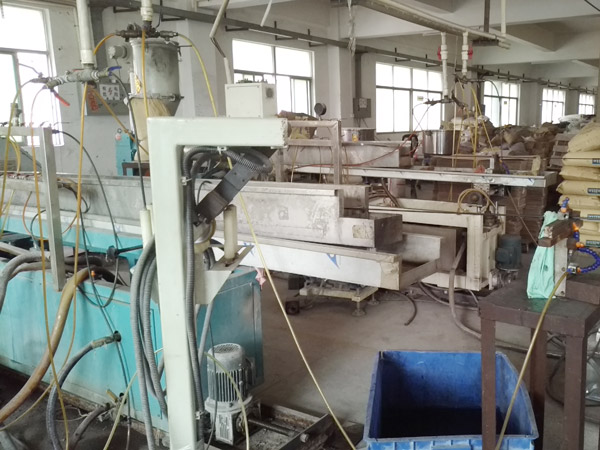 PVC卷帘门条加工