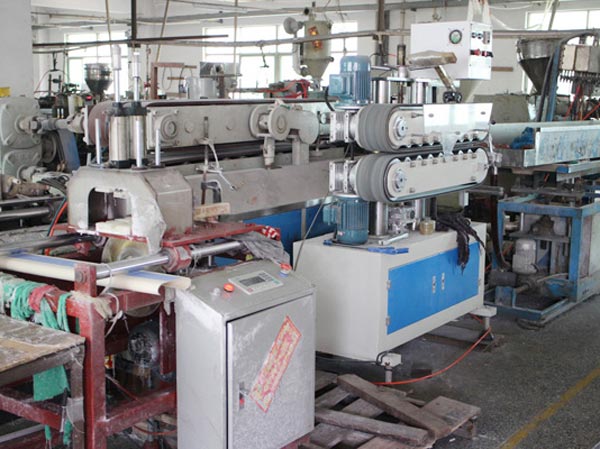 卷帘门挤出设备