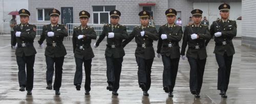 图为：队员在雨中训练_副本