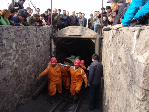 图为：在双鸭山建龙抢险救援